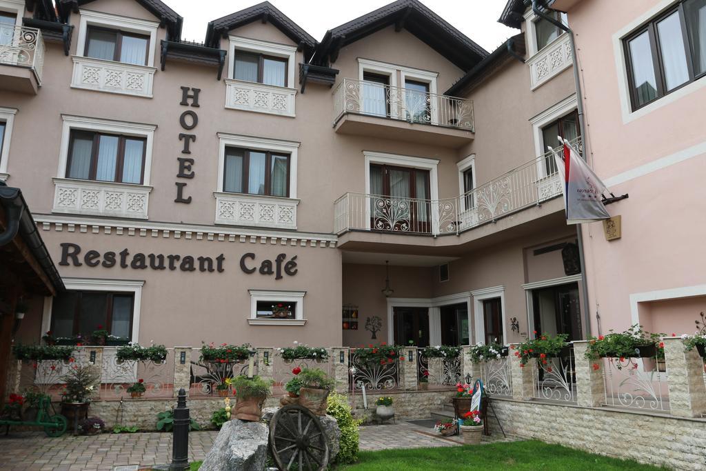 Hotel Slavia Salonta Ngoại thất bức ảnh